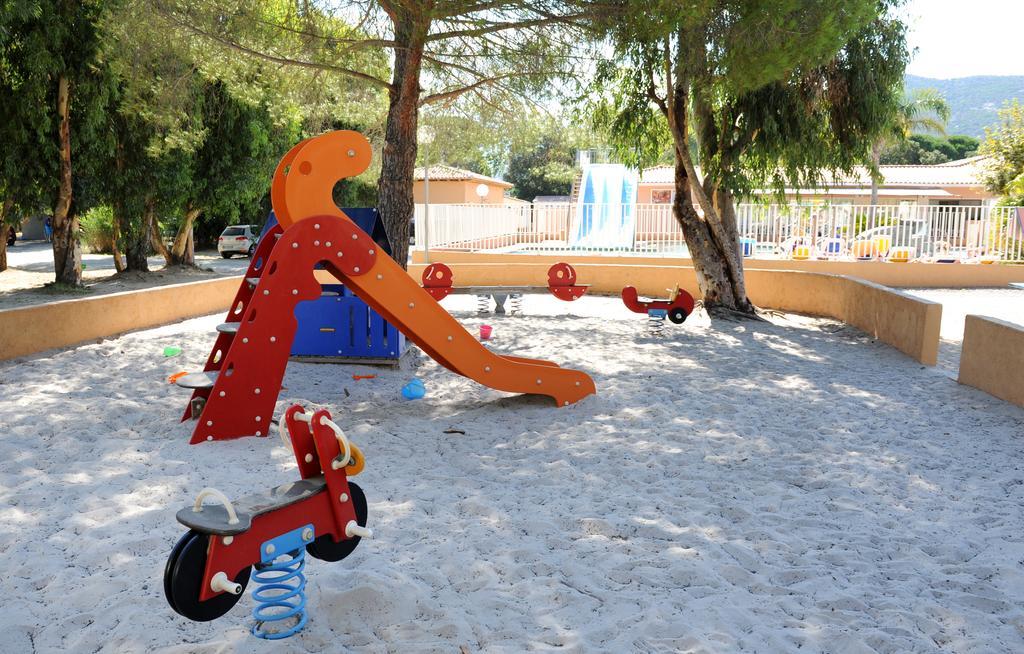Camping Les Castors Калви Екстериор снимка